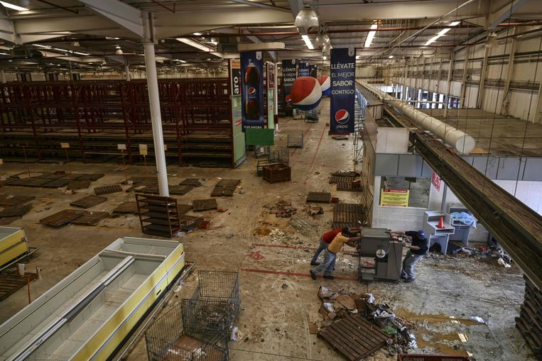 De geplunderde supermarkt van Maracaibo. Beeld AFP