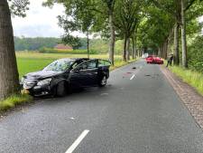 Twee auto's botsen hard op elkaar in Nijkerk: bestuurder brommobiel met spoed naar ziekenhuis
