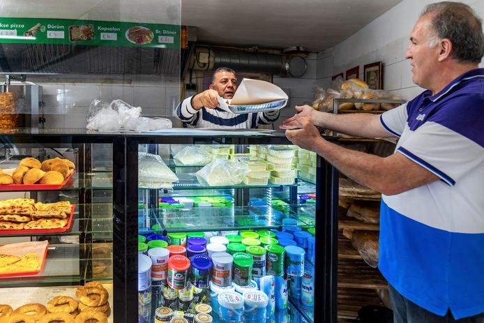 Erol Sahin(46), eigenaar van bakkerij Öz Mevlana in de Utrechtse wijk Zuilen verkoopt deze zaterdag  voornamelijk baklava. Brood bakken de meeste mensen op deze heilige dag zelf.