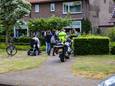 De politie praat met omwonenden na het steekincident aan de Schubertlaan in Apeldoorn.