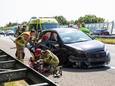 Op de A58 bij Roosendaal is zondagmiddag een auto in botsing gekomen tegen een vangrail.