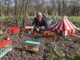 Kabouterman Thorsten Verhoeff bij zijn nieuwste creatie. Ter gelegenheid van het éénjarig bestaan van het kabouterbos in Kapelle plaatste hij een zelfgemaakt circus.