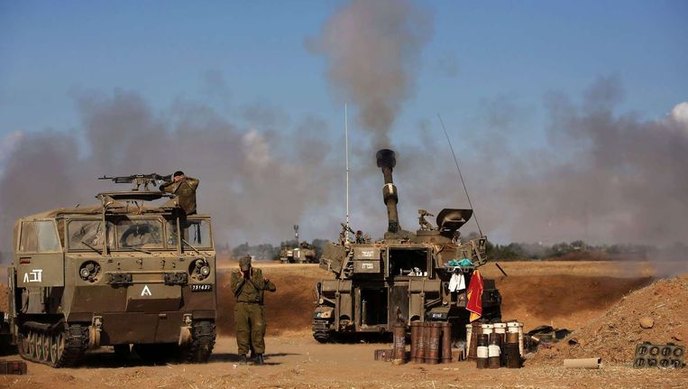 Een Israëlische tank schiet een raket richting de Gazastrook. Beeld afp