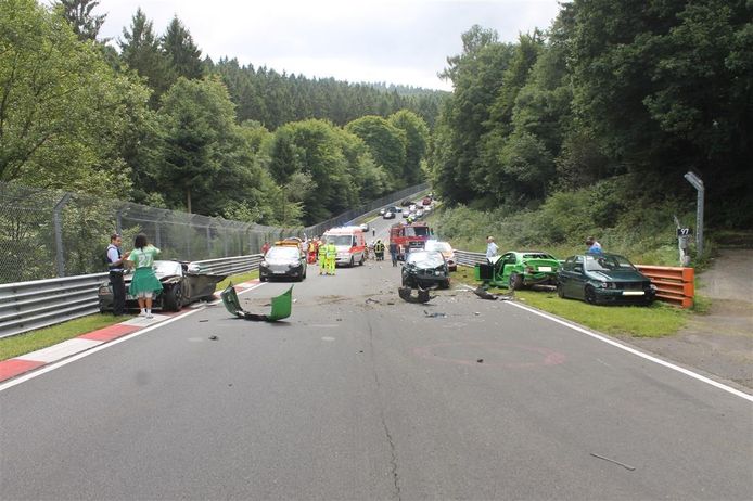 Op het Nürburgring-circuit in de Duitse Eifel gaat het elk weekend wel een paar keer mis met automobilisten die hun rijvaardigheid overschatten.