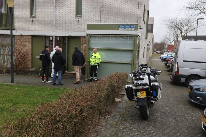 Een bewoner van een woning aan de Waarderstraat is dinsdagochtend gewond geraakt bij een gewelddadige woningoverval.