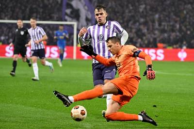 LIVE TOULOUSE-UNION. Geen penalty voor Union: Amoura wordt neergetrokken, maar ref en VAR wuiven protest weg