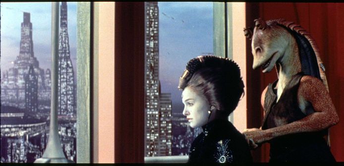 Queen Amidala (Natalie Portman) en Jar Jar Binks in 'Star Wars Episode I: The Phantom Menace'.