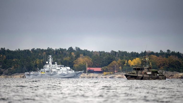 Een Zweedse mijnenveger (links) en een wachtschip zoeken in de Namdo Baai in Zweden naar een verdacht buitenlands vaartuig. Beeld reuters