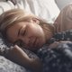 6 opmerkelijke trucs om de hele nacht door te slapen (en dé gouden tip)