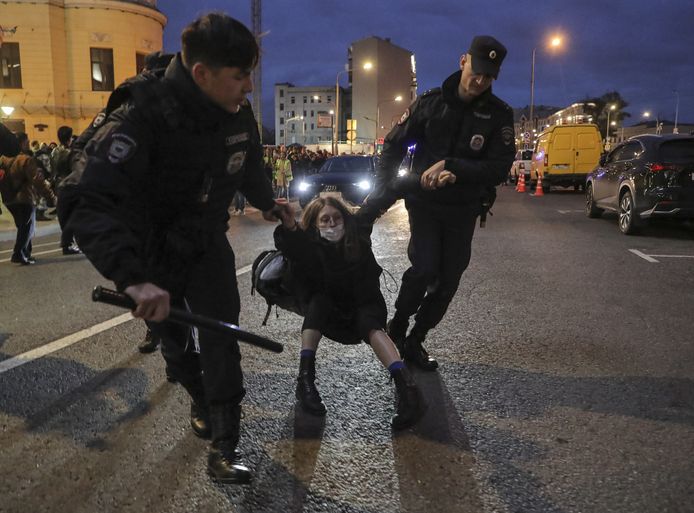 Agenten pakken een actievoerder op in Moskou.