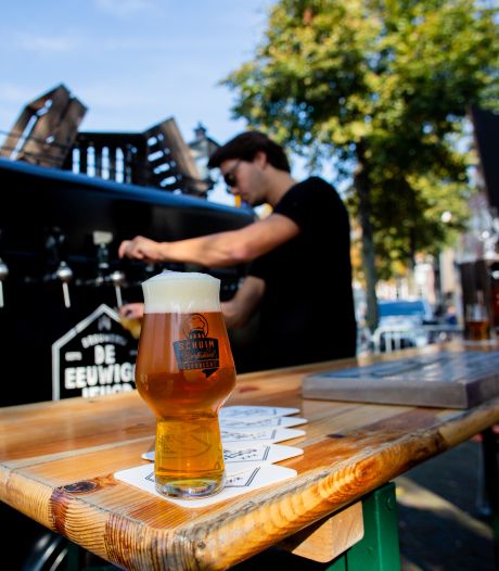 Zondag drink je je biertjes buiten voor Kunstmin tijdens het Schuim Bierfestival 
