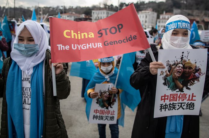 Demonstranten protesteren tegen China's detentiecampagne voor Oeigoeren.