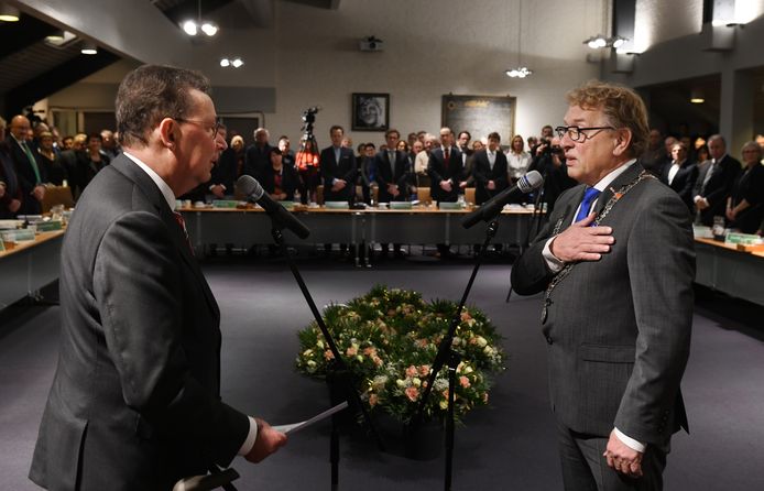 Een volle raadszaal in Geldermalsen tijdens de installatie van waarnemend burgemeester Harry Keereweer.