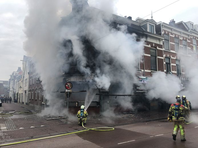 Grote brand bij New York Pizza aan de Nobelstraat in Utrecht.
