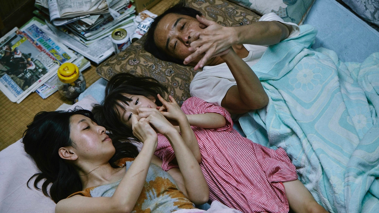 Sakura Andô, Miyu Sasaki en Lily Franky in 'Shoplifters' Beeld TMDB