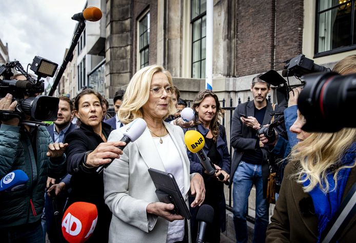 Sigrid Kaag (D66) komt aan bij het Logement voor de hervatting van de formatiegesprekken.