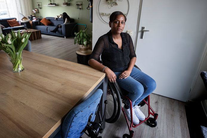 Beeta Coolen in haar woning in Budel-Schoot. Wethouder Frans Driessen heeft excuses aan haar aangeboden, omdat ze te lang moest wachten op hulp. Ze heeft sinds kort een traplift,  haar keuken en badkamer zijn nog niet aangepast.