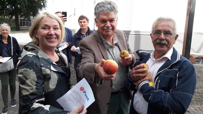 De PvdA in Houten deelt appels uit.