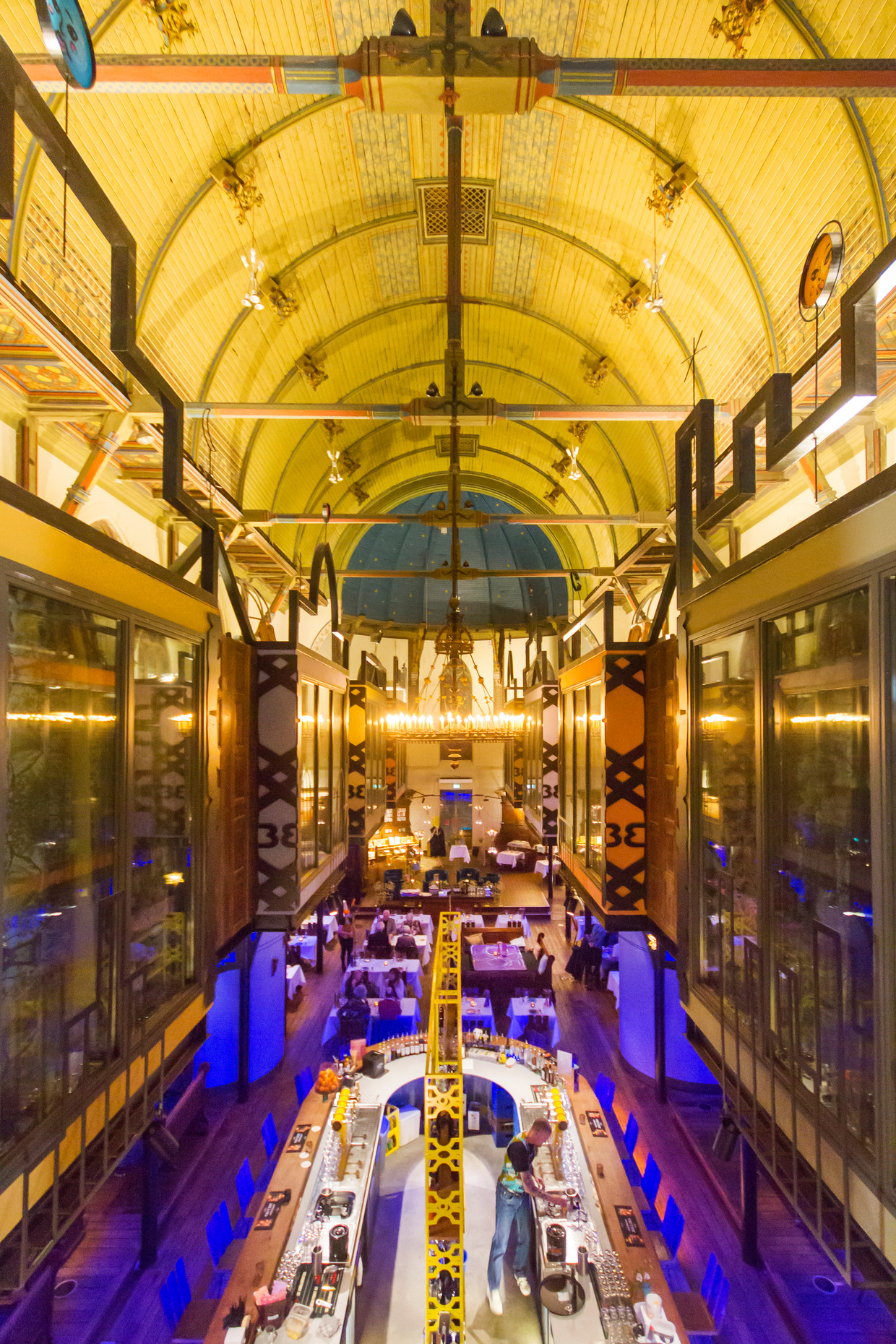 Smakelijk eten bij fusionrestaurant Bizar-Bazar in de voormalige lutherse kerk. Beeld Sander Groen