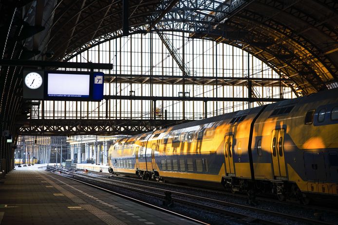 Vanochtend reden enkele uren geen treinen vanwege een staking van ProRail-medewerkers, zoals hier op Amsterdam CS.