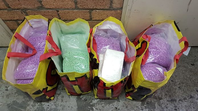 Enkele van de tassen vol met drugs die bij de invallen in Tilbug werden gevonden door de politie.
