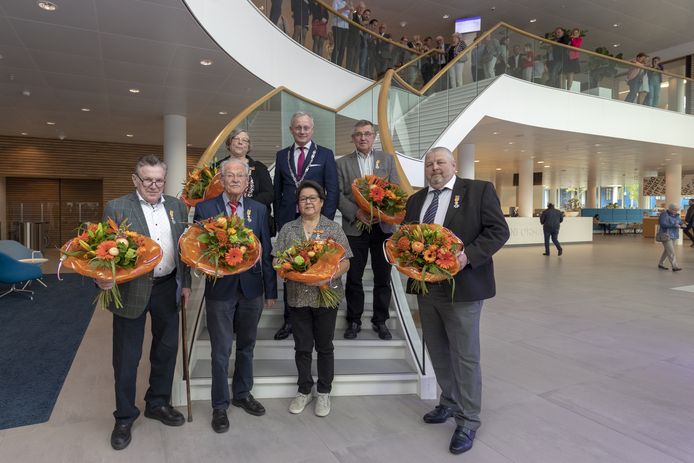 De kersvers gedecoreerden met burgemeester Arjen Gerritsen (midden) van links naar rechts Gerrtit Leemhuis, Herman Baake, Marijke Kwant-Douwstra, Irene Burer-van Ossenbruggen, Henk Goosen en Gerard Hammink.