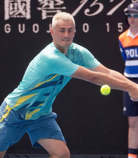 Tennisser baart opzien met coronaklachten in kwalifcatieduel: ‘Ik betaal etentje als ik niet positief test’