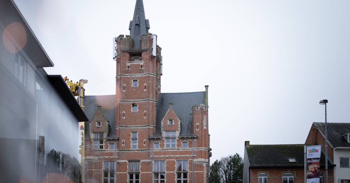 ‘Aartslelijke’ antennes aan oudgemeentehuis blijven voor beroering