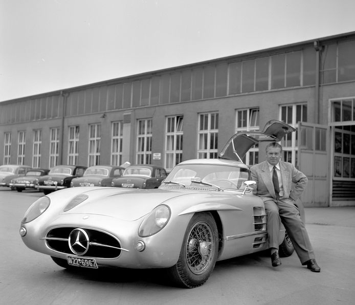 Eén van de twee 300 SLR Uhlenhaut Coupés samen met ontwerper Rudolph Uhlenhaut.