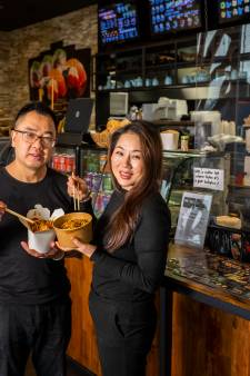 De neonletters doen denken aan restaurants in Hongkong, waar je een ontbijtje varkenshersens haalt