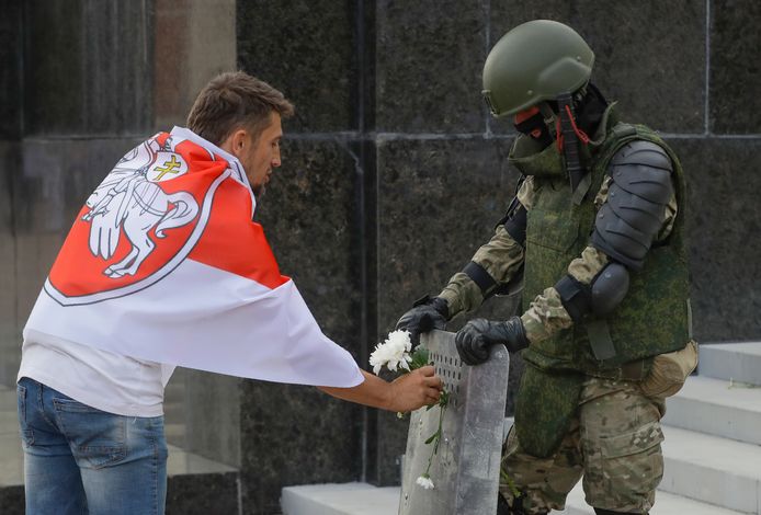 Leden van de veiligheidsdiensten kregen bloemen van de demonstranten.