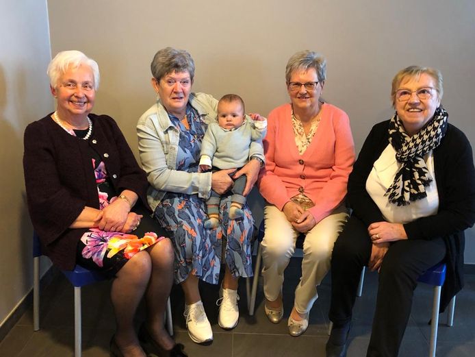 Baby Mil Boogers met zijn vier overgrootmoeders Irene van Wuytswinkel, Christianne Claessen, Maria Blockx en Louisa Bel.