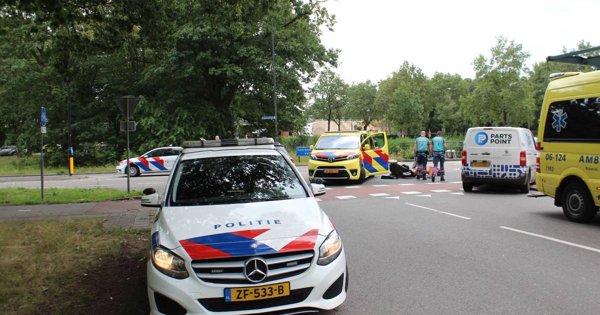 Vrouw op scootmobiel gewond na aanrijding met bestelbus op de ‘ongelukkenlaan’ van Apeldoorn.