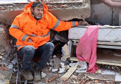 Turkish Mesut does not let go of the hand of daughter (15) who died under rubble