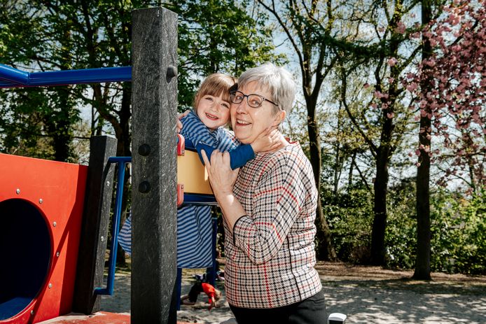 Magda Bastijns kan dankzij het vaccin opnieuw met haar kleindochter Noor naar de speeltuin, én haar ook knuffelen.