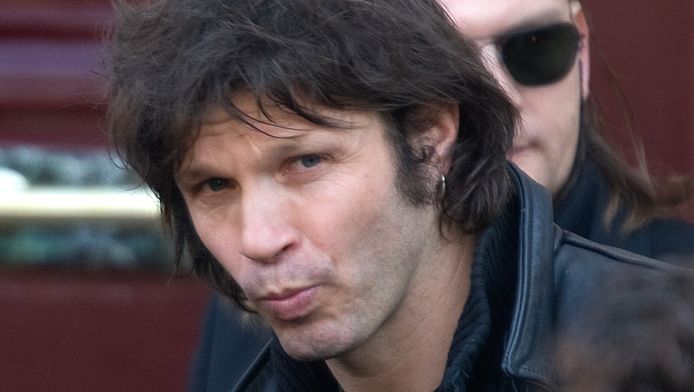 Bertrand Cantat, chanteur du groupe Noir Désir, avait été condamné en 2004 à huit ans de prison pour le meurtre de Marie Trintignant. Il sera libéré sous surveillance en octobre 2007.