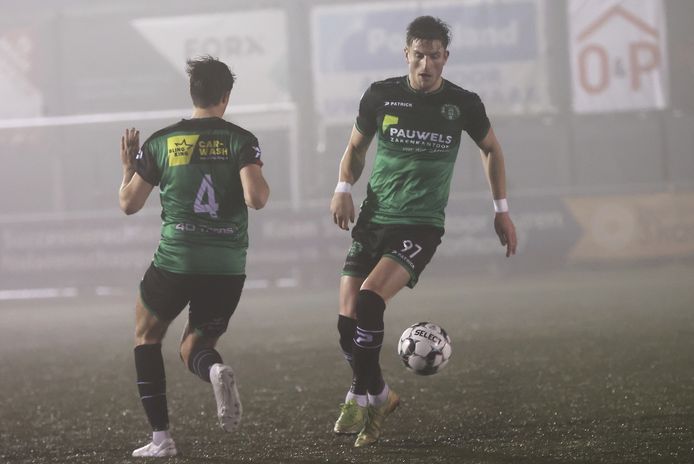 Verdediger Laurens Huysentruyt (r.) mist dit weekend het duel met zijn ex-club Oostkamp.