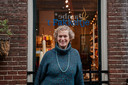 Maatje Jonkers voor haar kaarsenwinkel ’t Fakkeltje. ,,’Als ik een kaars aansteek, hoeft de tv niet aan’, zei een klant een keer. Voor een waskaars hebben bijen zich te pletter gewerkt en dan zou jij naar een of andere stomme film gaan kijken, dat idee. Zo mooi gezegd, vond ik.”
