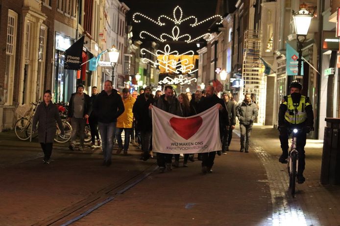 Ruim honderd demonstranten liepen vanavond door het centrum van Kampen uit protest tegen de coronamaatregelen