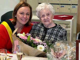 Gewezen cafébazin Henriette blaast 100 kaarsjes uit