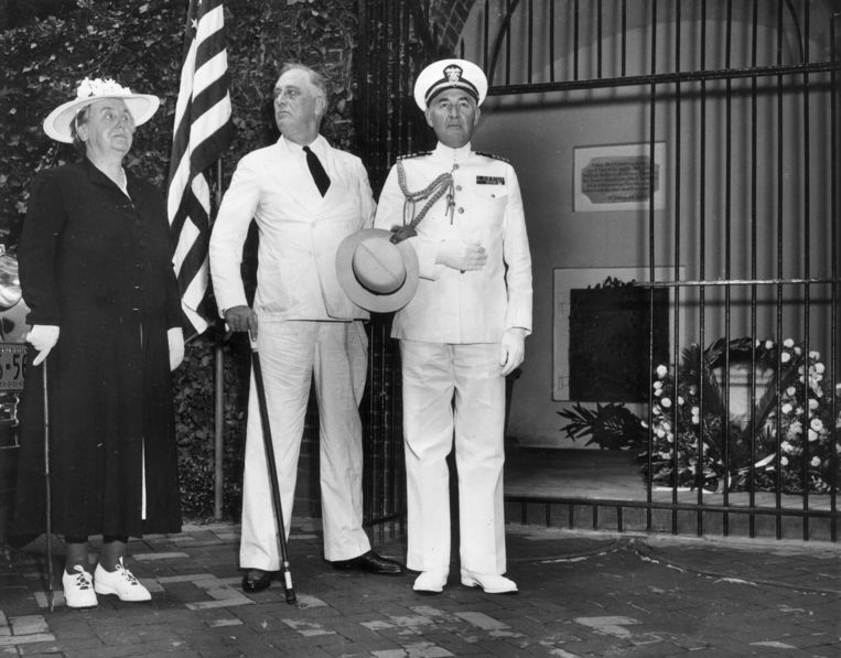 Koningin Wilhelmina poseert met president Franklin Delano Roosevelt en kapitein John McCrea bij de graftombe van George Washington op Mount Vernon, waar de koningin een krans legt tijdens een koninklijke rondleiding door de hoofdstad. 8 juli 1942 Beeld Getty Images
