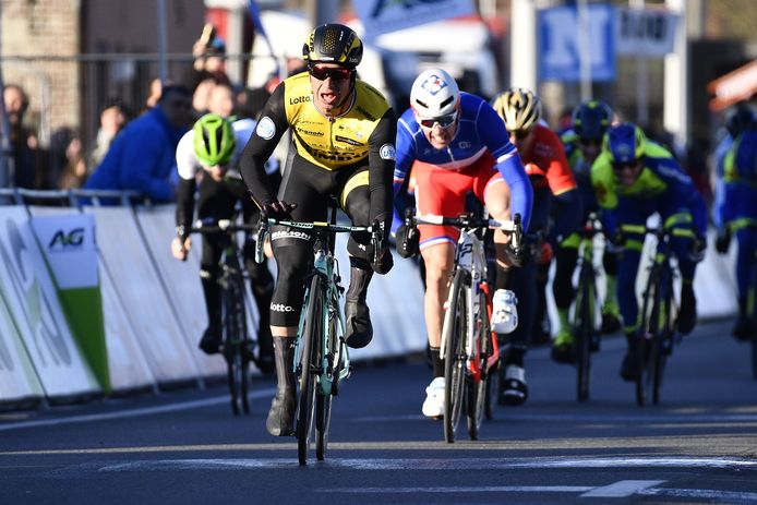 Groenewegen komt als eerste over de streep.