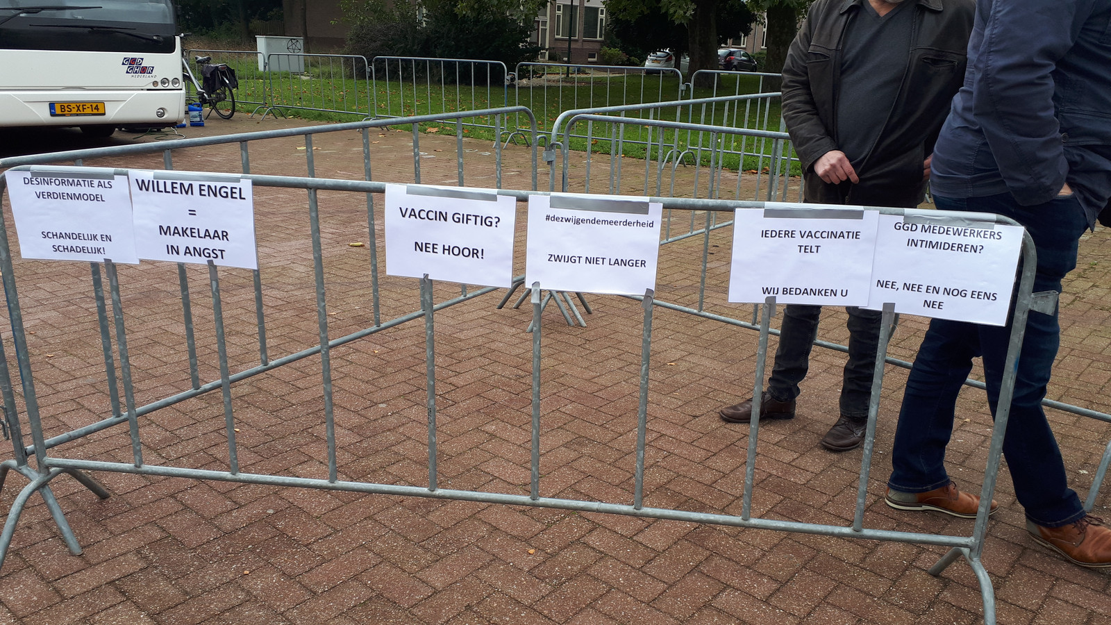 Drie Demonstranten Verzamelden Zich V r Het Prikbeleid Hart Onder 