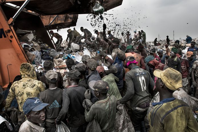 Een vuilniswagen arriveert op de Olusosun vuilnistbelt in Lagos, Nigeria.