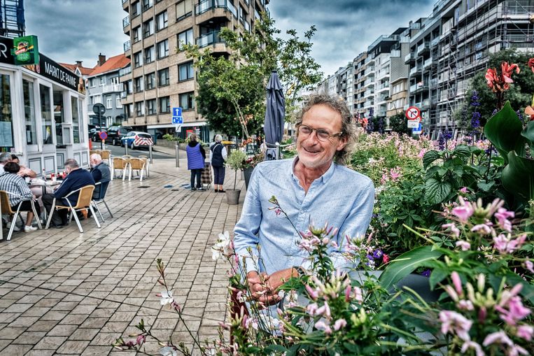 Inwoner Rob Vermoote snapt het zelf ook niet meer. ‘Mijn vrouw is hier geboren en getogen en ze was er de voorbije weken echt niet goed van.’ Beeld Tim Dirven