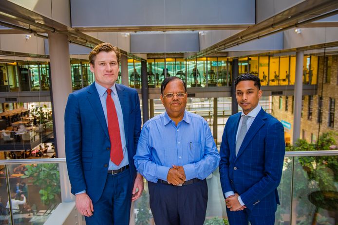 Laurens Kok (links) met de Indiase ondernemer Ventrakaman Srinivansan (midden), die twee jaar geleden naar Den Haag kwam met zijn bedrijf.