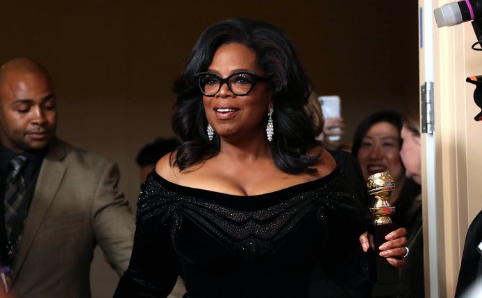 Oprah Winfrey houdt haar Golden Globe Cecil B. DeMille Award in haar linkerhand.