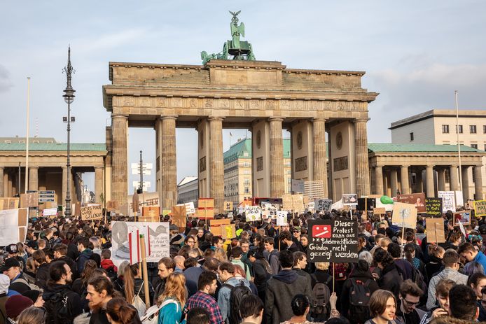 Tienduizenden mensen zijn vandaag in verschillende Duitse steden de straat op getrokken om te protesteren tegen de geplande hervormingen van het auteursrecht in de Europese Unie.