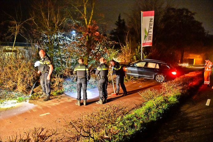 Een auto in Veldhoven schoot zondagavond uit de bocht en belandde na een botsing met een betonnen paal in de struiken.