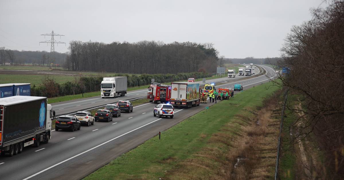 Meerdere autos betrokken bij ongeluk op A73; verkeer staat in lange file.